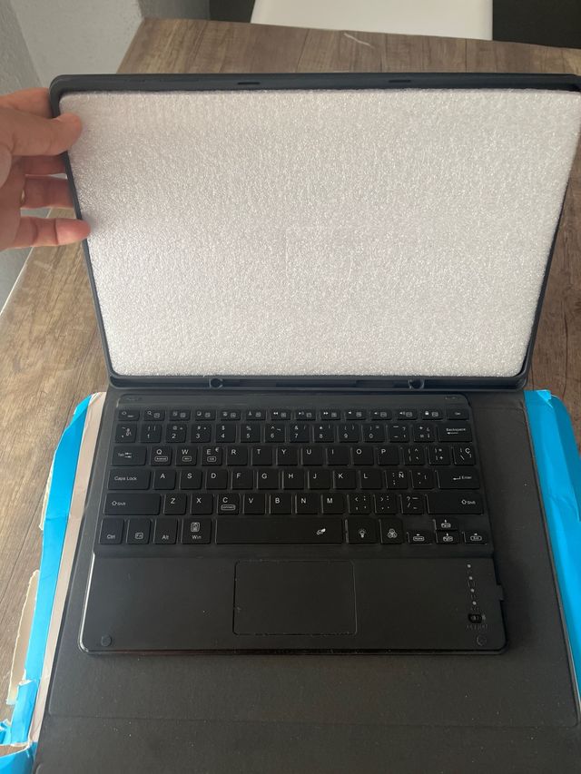 Funda con si teclado sin uso, funciona perfectamen