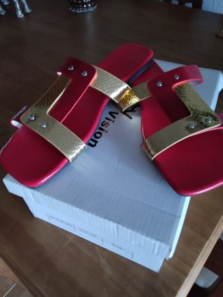 Sandalias rojas y doradas