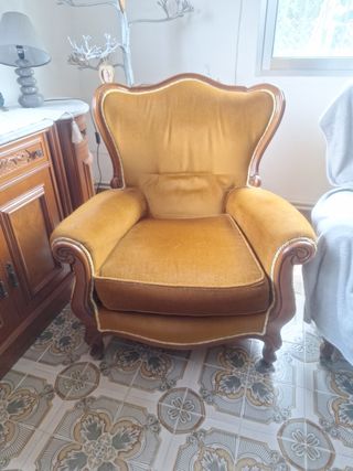 Sofá vintage, combinación de tela y madera.