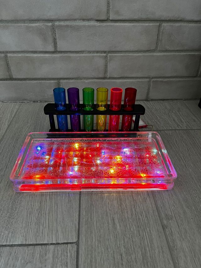 IDEA REGALO. Bandeja luminosa LED + vasos probeta