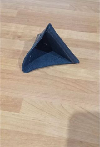 Monedero triangular cuero negro