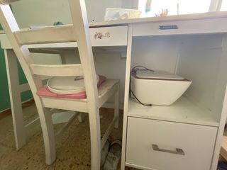 Escritorio blanco de madera