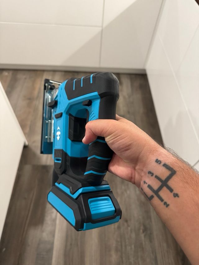 Sierra caladora inalámbrica. NUEVA.