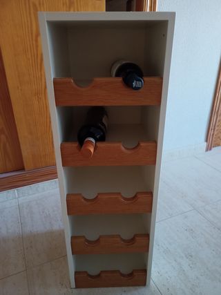 Botellero de madera blanco y marrón