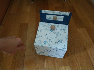 Costurero de cartón a estrenar