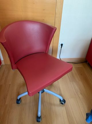 Silla giratoria rojo burdeos