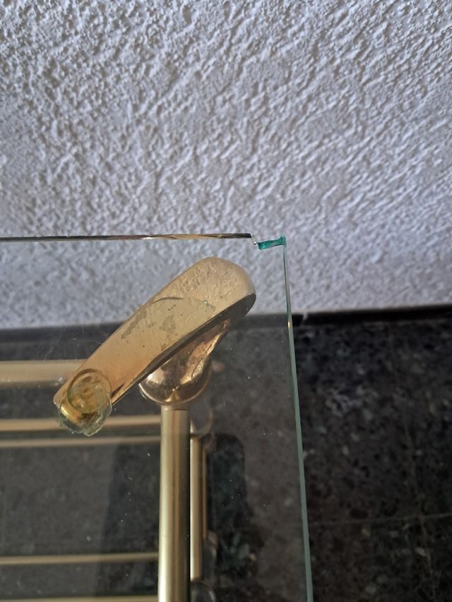 Mesa recibidor dorada con cristal