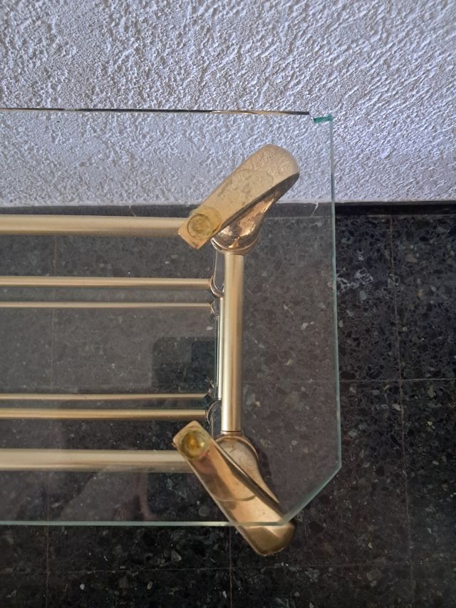 Mesa recibidor dorada con cristal