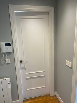 Puerta blanca clásica