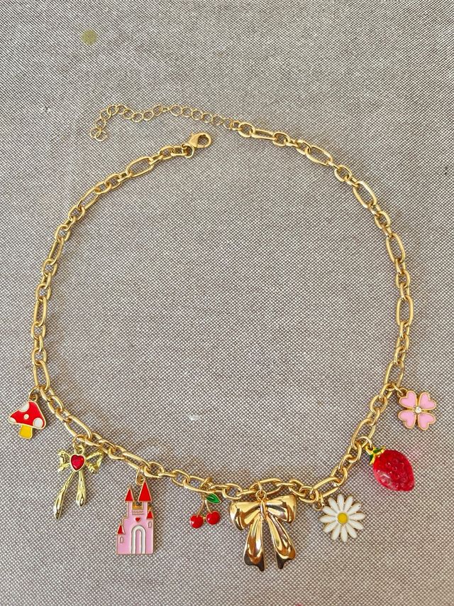 Collar dorado con charms