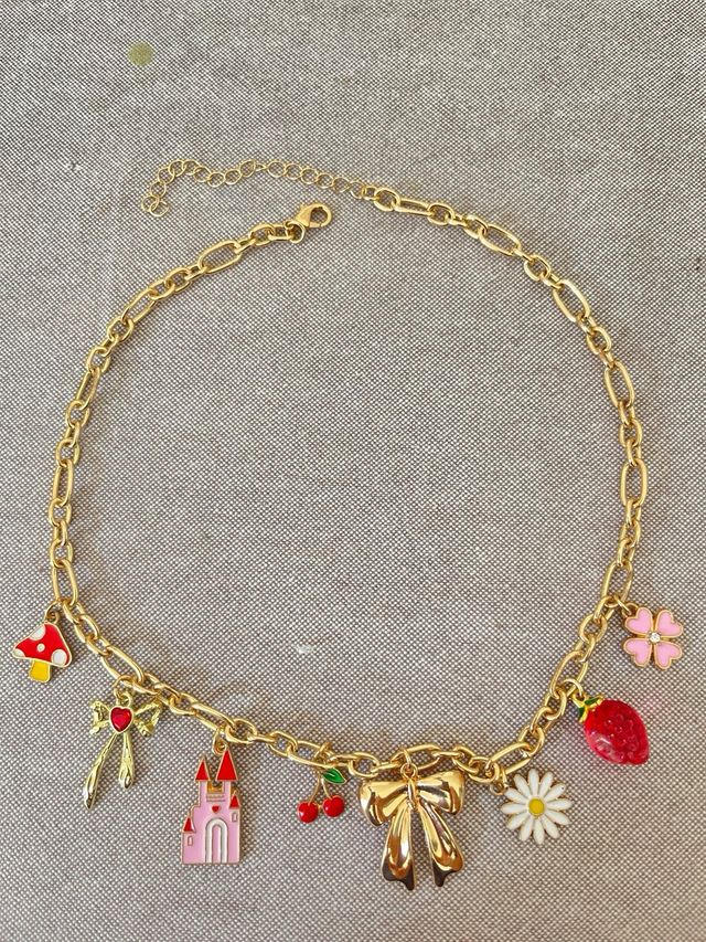 Collar dorado con charms