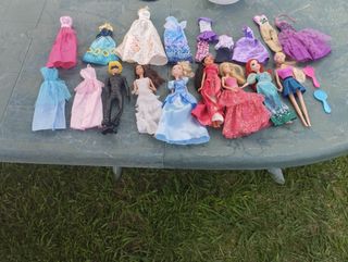 Lote de 7 muñecas Barbie y vestidos