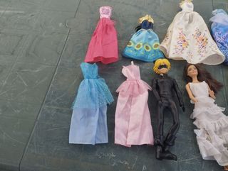 Lote de 7 muñecas Barbie y vestidos