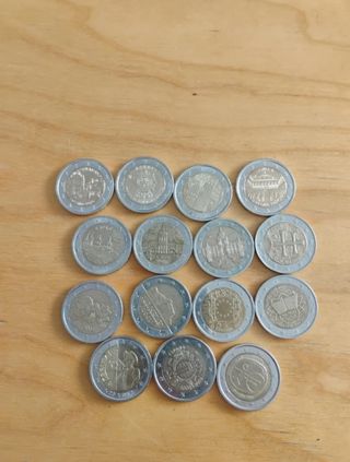 Lote de 15 monedas de 2 euros.