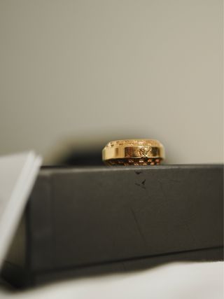 Anillo Versace dorado para hombre IT 23