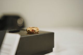 Anillo Versace dorado para hombre IT 23