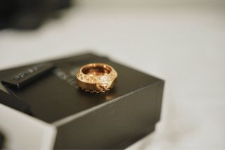 Anillo Versace dorado para hombre IT 23