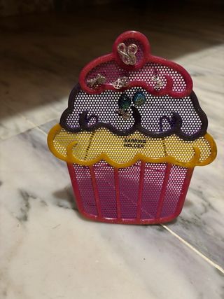 Expositor pendientes cupcake morado-amarillo