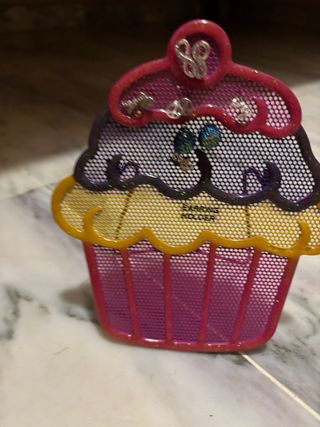 Expositor pendientes cupcake morado-amarillo