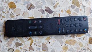 TV Xiaomi 32" negra.