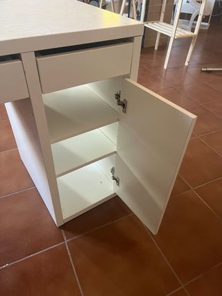 Escritorio blanco de madera