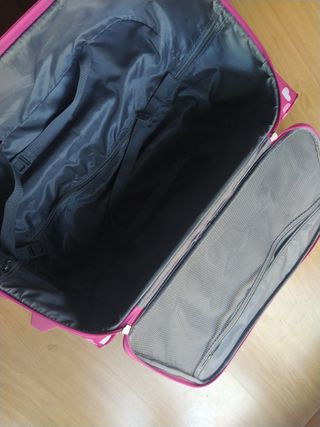 Maleta rosa con corazones