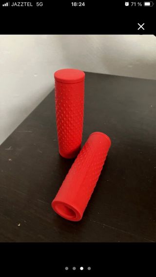 Puños rojos patinete eléctrico