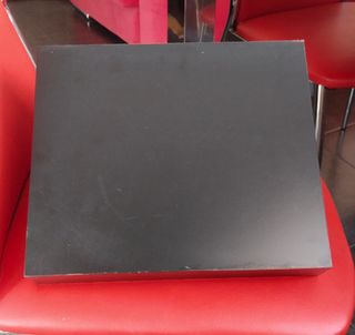 Estanteria negra madera con 2 soportes decorativos