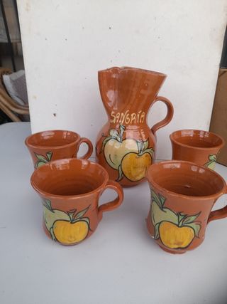 Caraffa e quattro tazze in ceramica fatte a mano