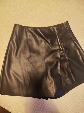 Falda negra polipiel Stradivarius