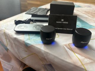 Altavoces mini Nano Twins inalámbricos con base
