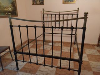 Cama antigua forja negra y dorada