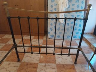 Cama antigua forja negra y dorada