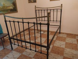 Cama antigua forja negra y dorada