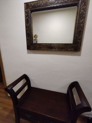 Banco y espejo