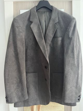 Americana ante gris hombre