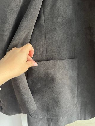 Americana ante gris hombre