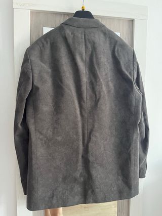 Americana ante gris hombre