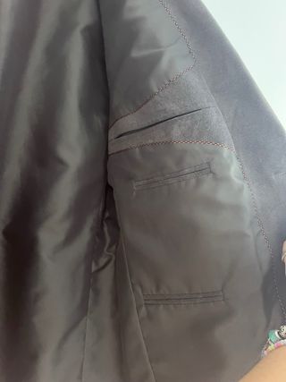 Americana ante gris hombre
