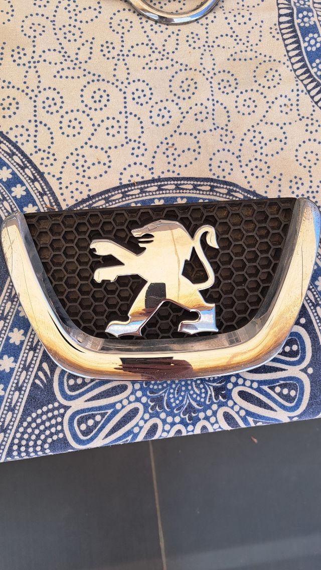 Insignias Coche Peugeot, Nissan, Renault