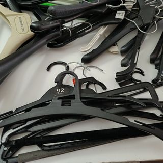 64 Perchas variadas