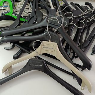 64 Perchas variadas