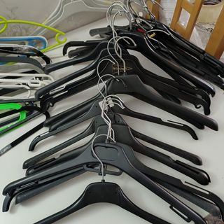 64 Perchas variadas