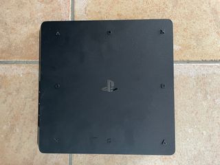 PS4 Slim 1TB - Apenas Utilizada