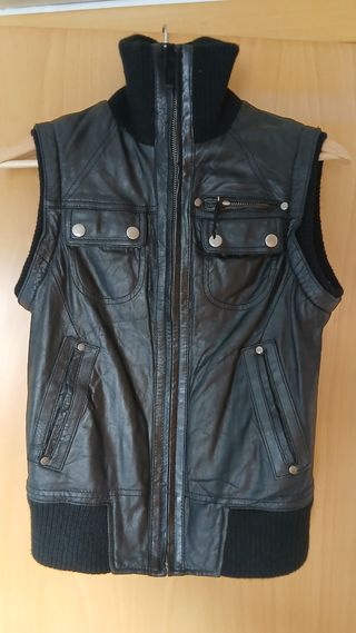 Chaleco rockero de cuero negro con bolsillos