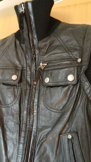 Chaleco rockero de cuero negro con bolsillos