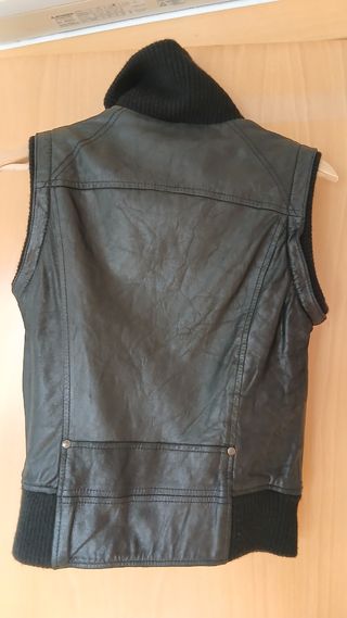 Chaleco rockero de cuero negro con bolsillos