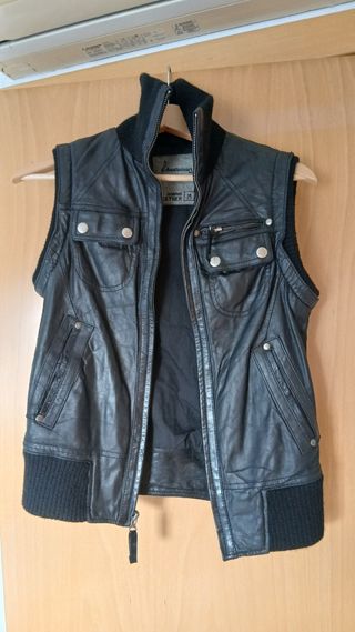 Chaleco rockero de cuero negro con bolsillos