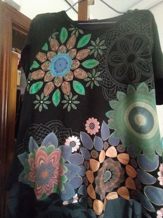 Blusa negra estampada flores