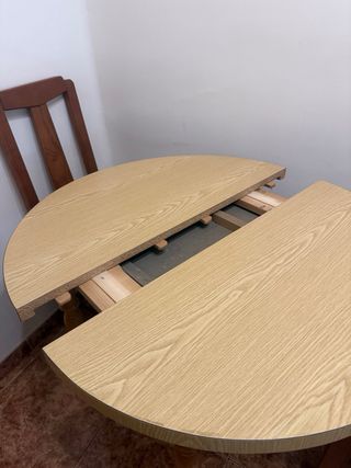 Mesa redonda de madera y cristal